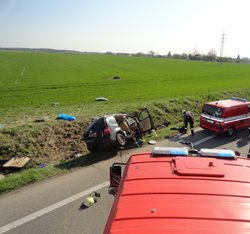 Při střetu osobního vozidla s kamionem zemřeli dva lidé, na místě zasahovaly dva záchranářské vrtulníky
